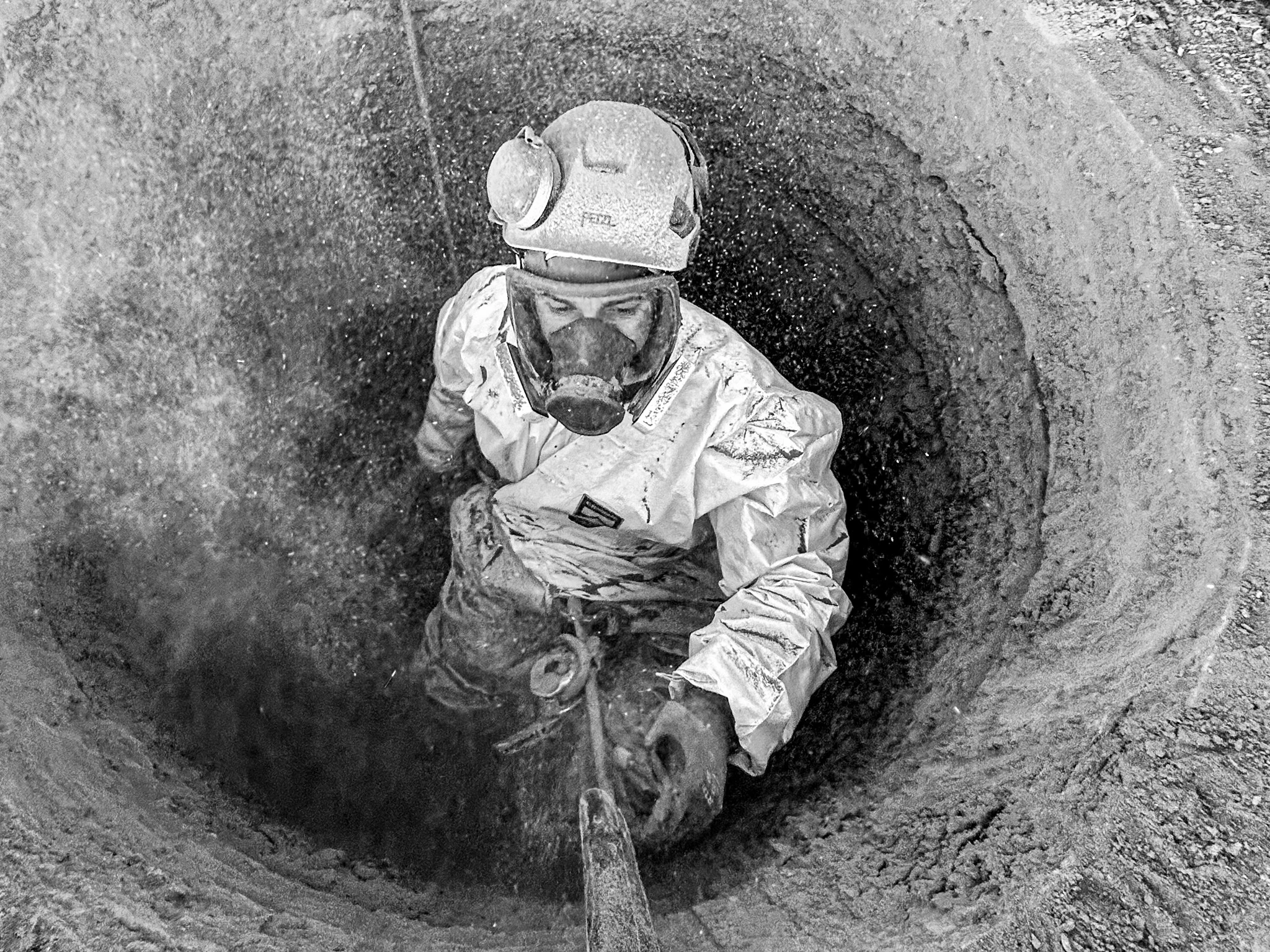 Décroutage intérieur d’une cheminée industrielle à Bassens